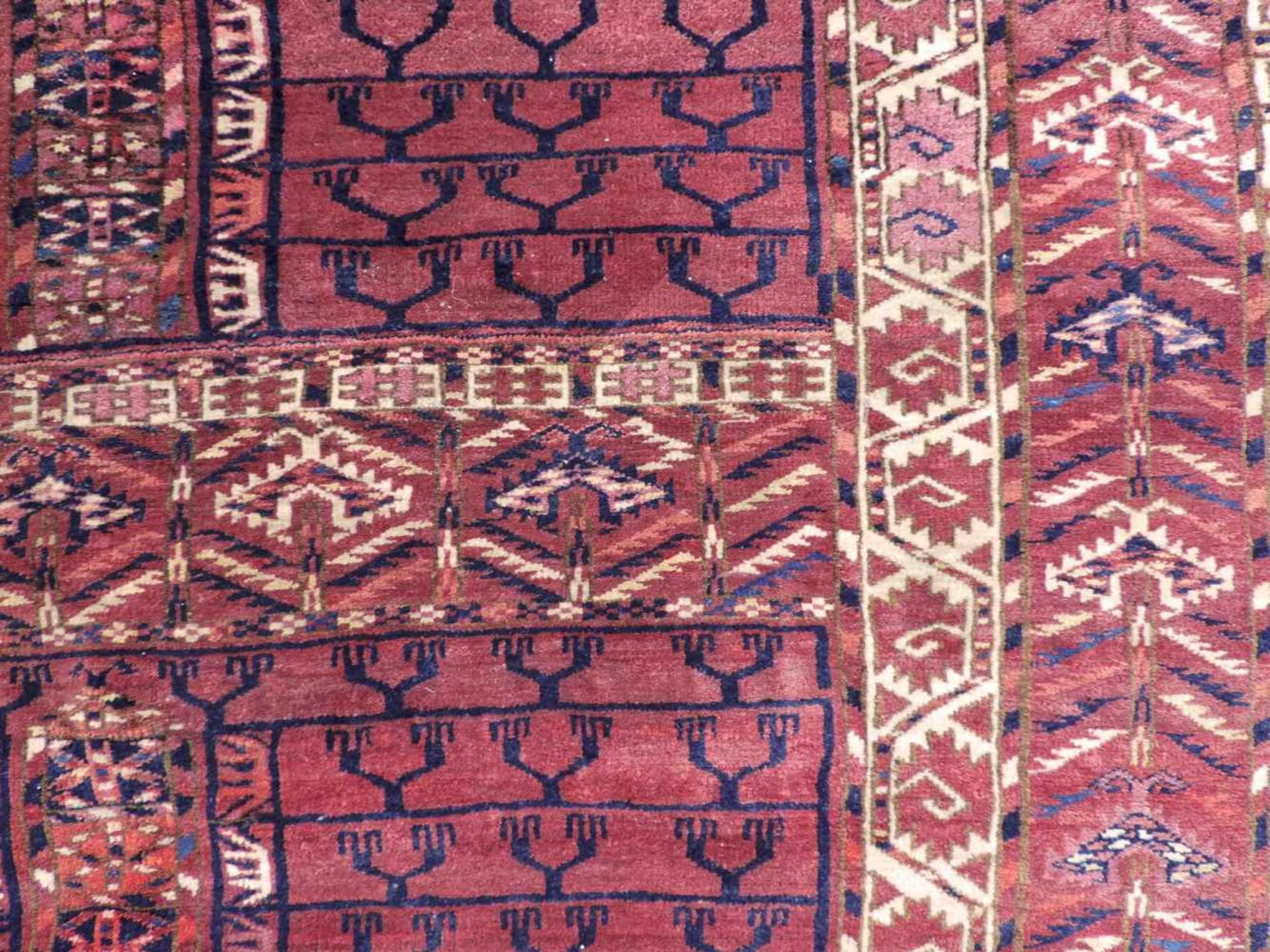 Tekke Ensi Stammesteppich. Turkmenistan. Antik, um 1900.148 cm x 125 cm. Handgeknüpft. Wolle auf - Bild 4 aus 7