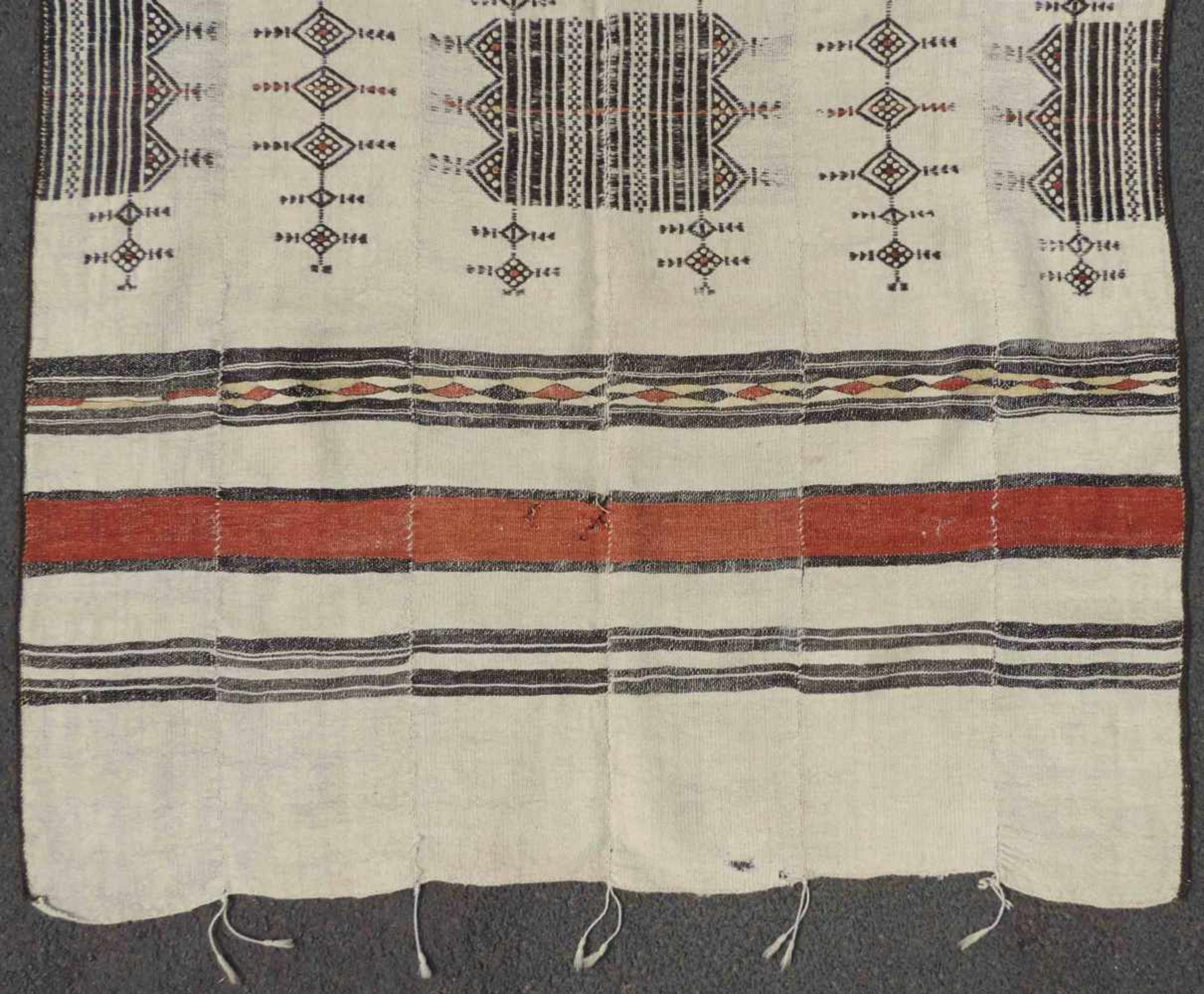 Berber Decke Kelim. West Sahara. Antik, um 1900.250 cm x 128 cm. Handgewebt. Wolle auf Wolle. - Bild 3 aus 9