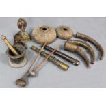 Eine Sammlung Metallgegenstände Arabien, Asien. Alt.3 Pulverhörner. 2 Werkzeuge in aufwendigen