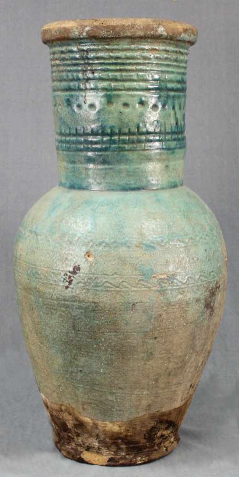 Amphore / Vase. Steingut. Türkisfarbene Glasur. Wohl Iran / Zentralasien um 1100.57 cm hoch.