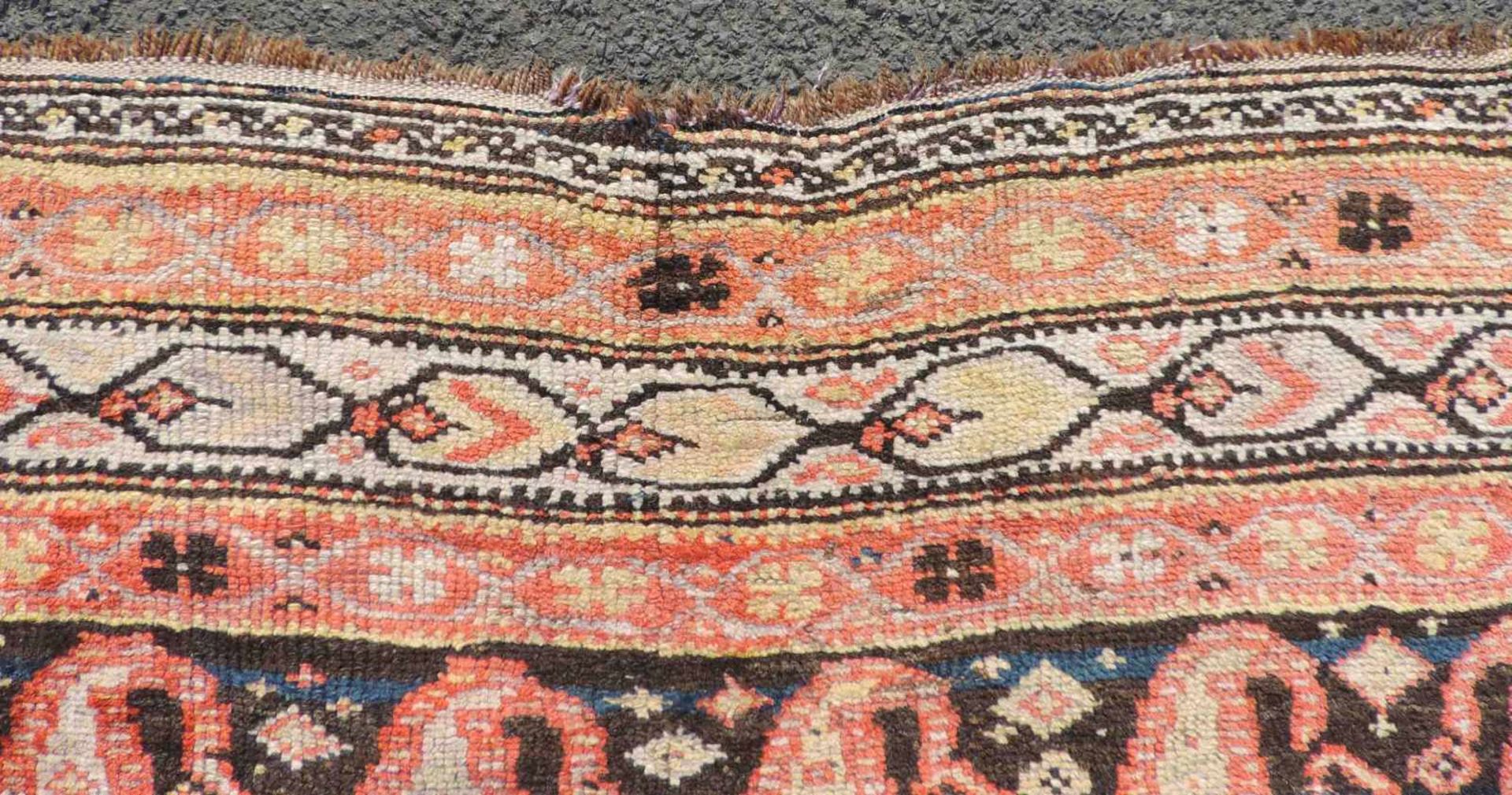 Schiraz Galerie Teppich. Perser. Iran. Alt, um 1910.355 cm x 135 cm. Handgeknüpft. Wolle auf Wolle. - Bild 8 aus 9