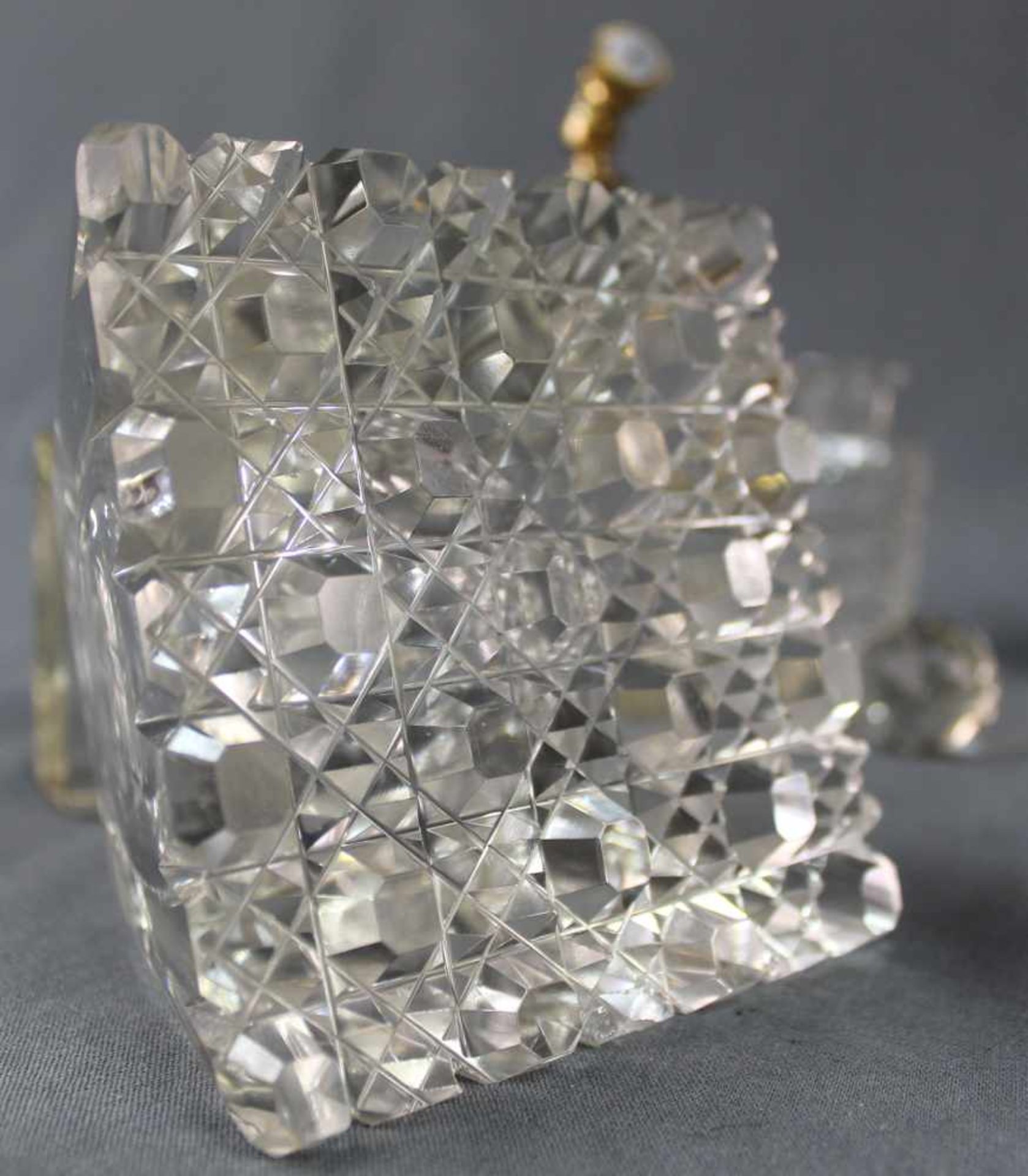 Zehn Parfüm Flakons. Kristall, geschliffen.Bis 20 cm hoch. Teils beschädigt und restauriert.Ten - Image 9 of 11