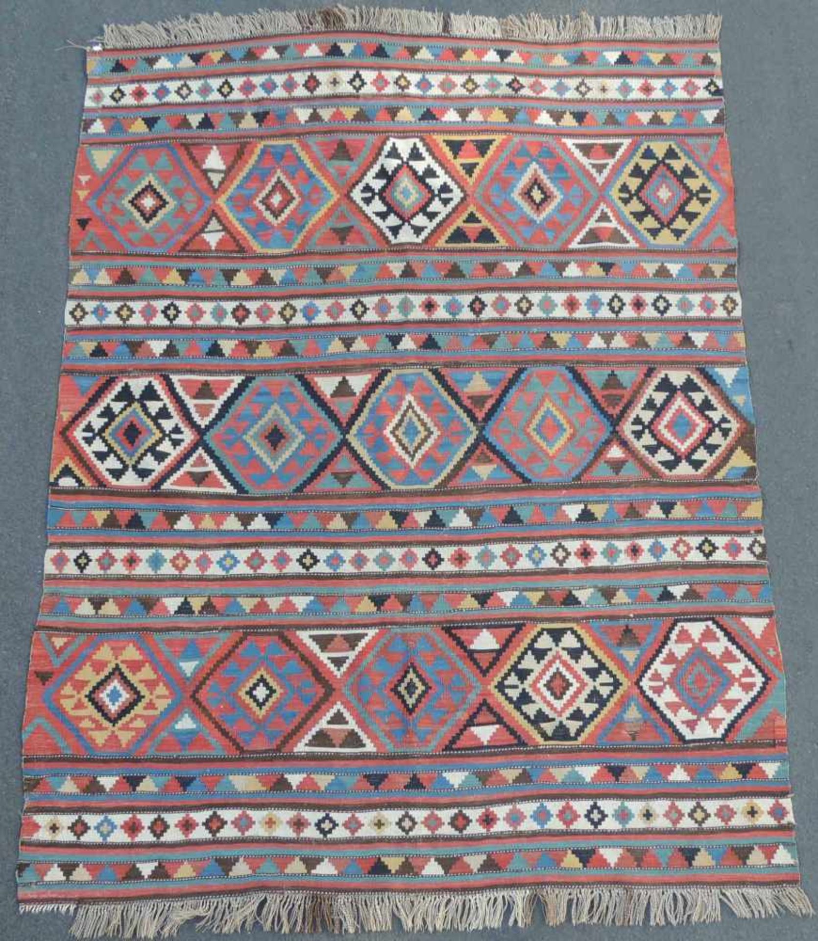 Schirwan Kelim, Dorfteppich, Kaukasus. Antik, 19. Jahrhundert.239 cm x 179 cm. Handgewebt. Wolle auf