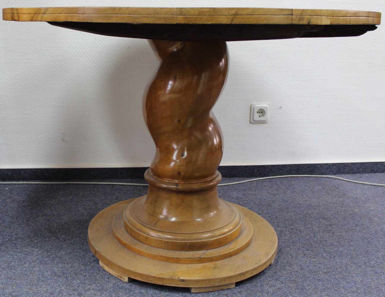 Runder Esstisch mit geschwungenem Bein, Biedermeier. Nussbaumfurnier.70 cm hoch. Durchmesser der - Image 8 of 8