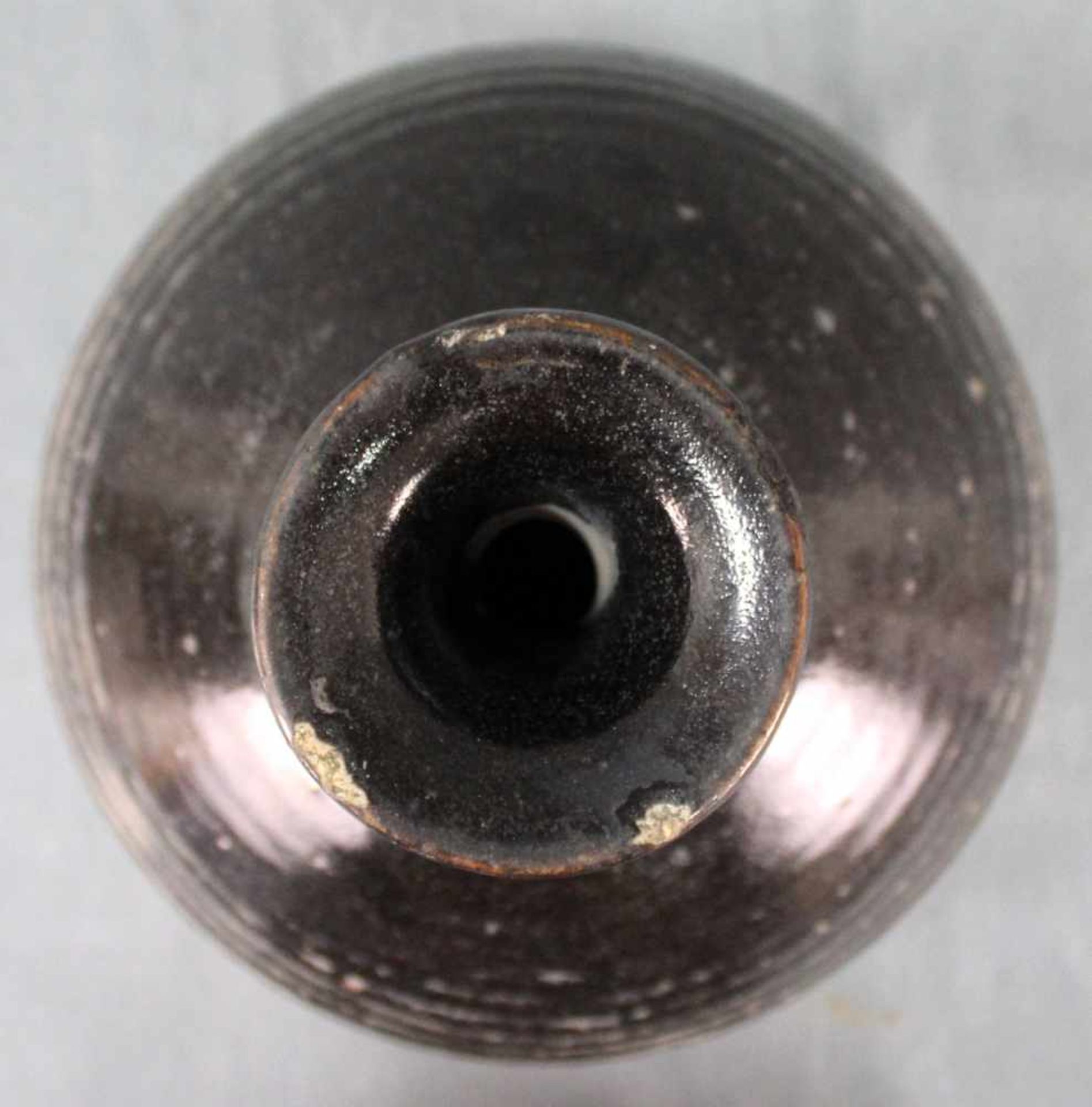 Bauchige Vase. Vorratsgefäß. Steingut. Schwarze Glasur. Wohl Zentralasien, antik.34 cm hoch.Vase. - Image 4 of 7