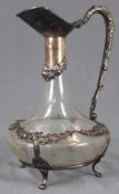 Glaskristall- Karaffe, Frankreich, 19. / 20. Jahrhundert.33 cm hoch. Montierung wohl versilbert.