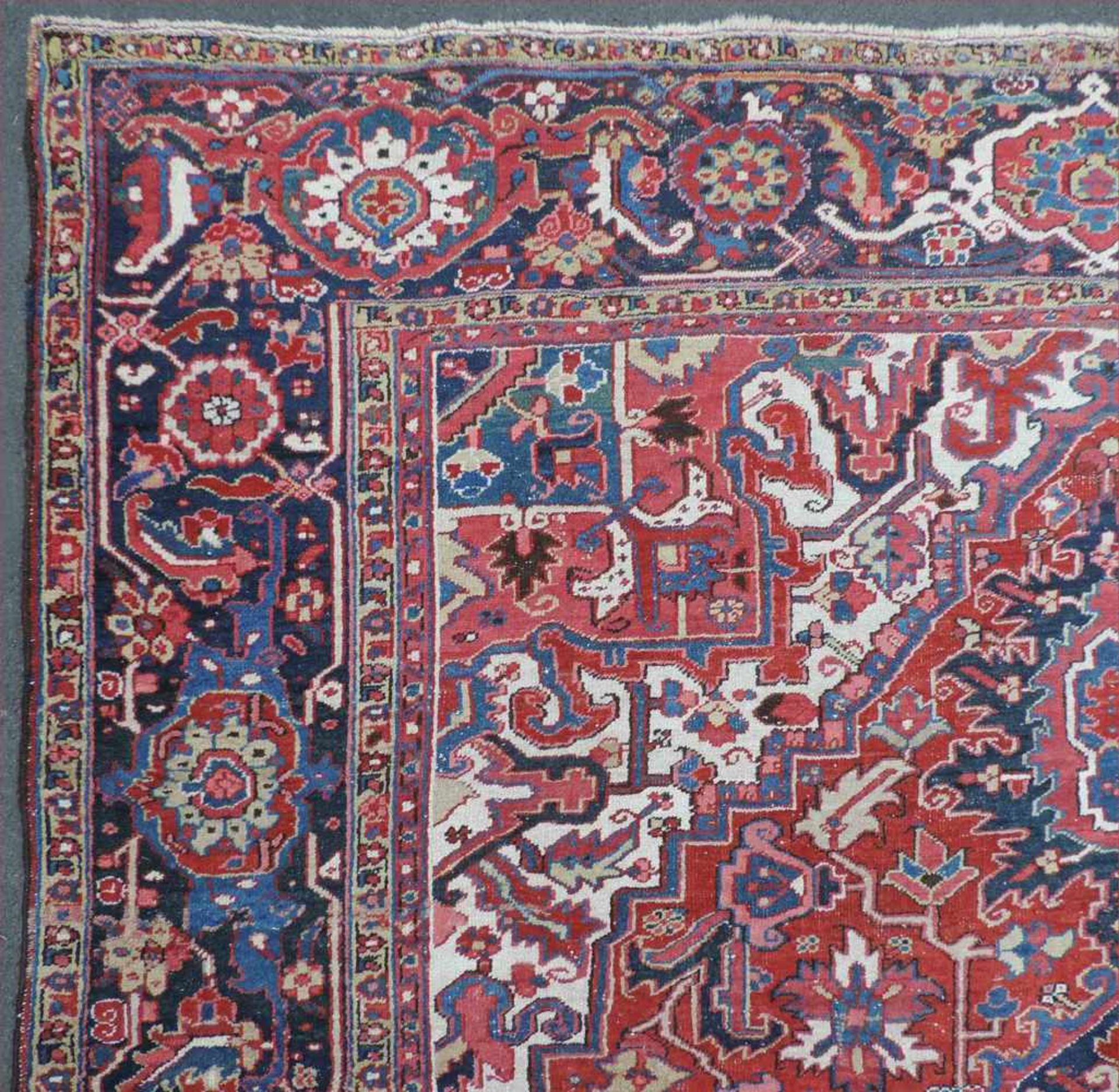 Heris Perserteppich. Iran. Alt, 1. Hälfte 20. Jahrhundert.391 cm x 286 cm. Handgeknüpft. Wolle auf - Image 7 of 9