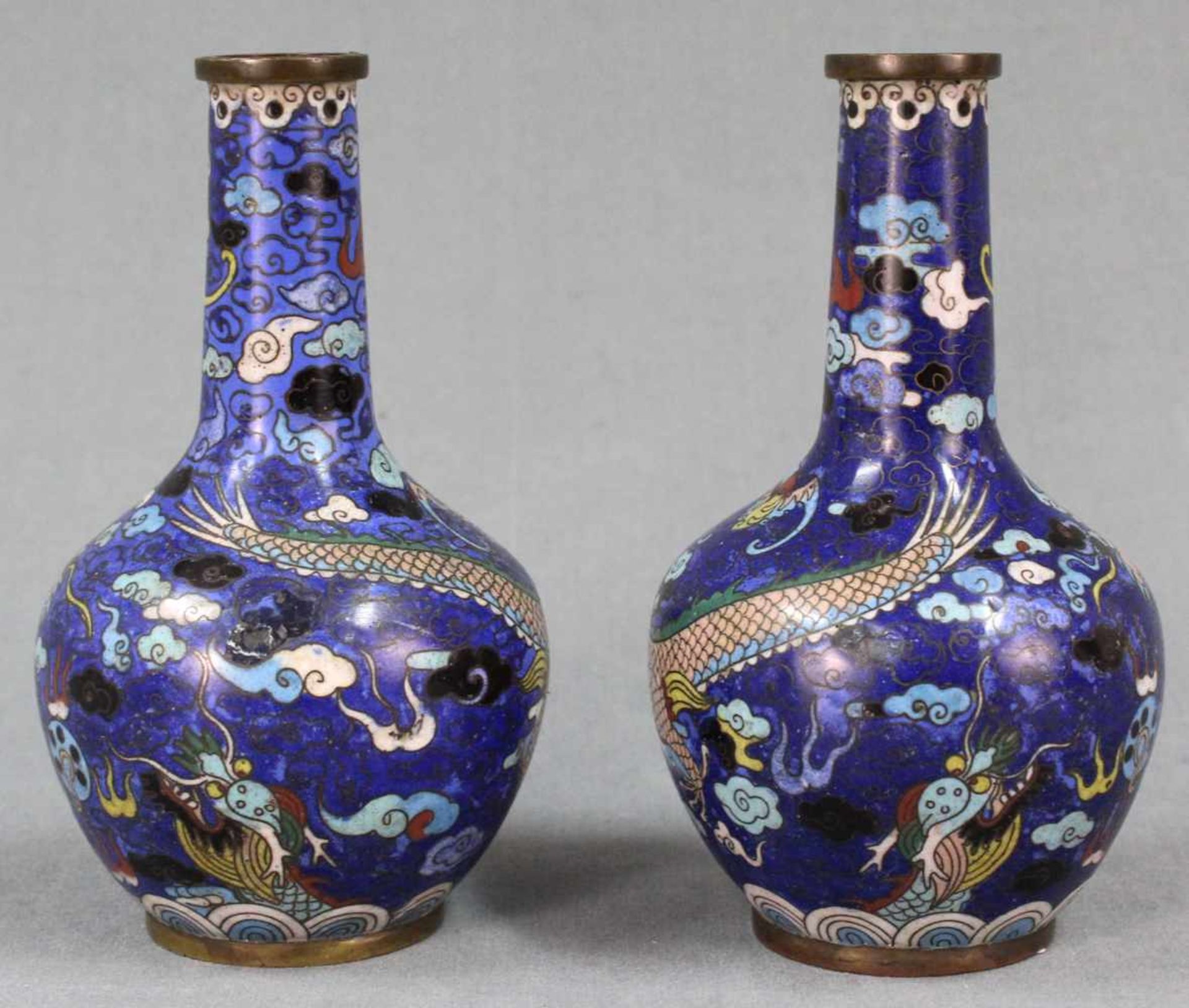 Zwei Claisonne Vasen Japan. Drache jagt die Flammende Perle.Je 16 cm hoch. Wohl Edo-Zeit (1600 - - Image 2 of 7