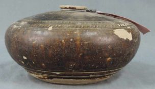 Steingutgefäß. Bauchig modelliert. Wohl Zentralasien, antik.10,5 cm hoch.Stoneware vessel. Belly