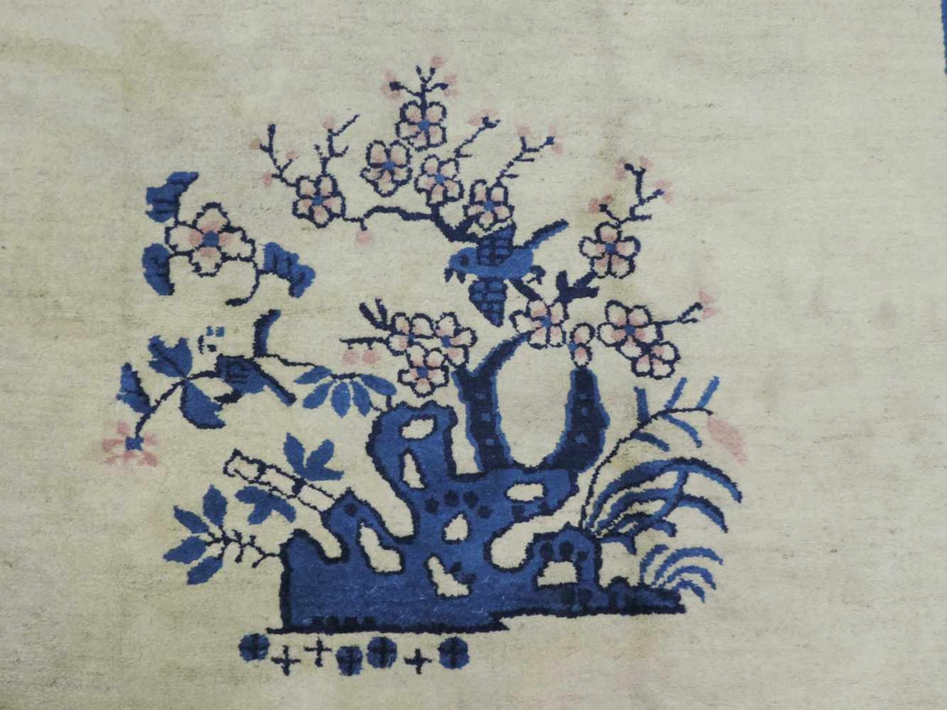 Peking Teppich. China. Alt, um 1900 - 1920.360 cm x 277 cm. Handgeknüpft. Wolle auf Baumwolle. - Bild 9 aus 10