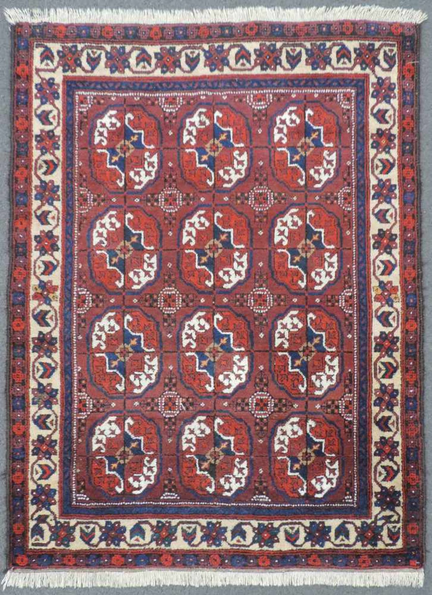 Turkmenen Teppich aus Khorassan. Afghanistan, alt um 1920.145 cm x 110 cm. Handgeknüpft. Wolle auf