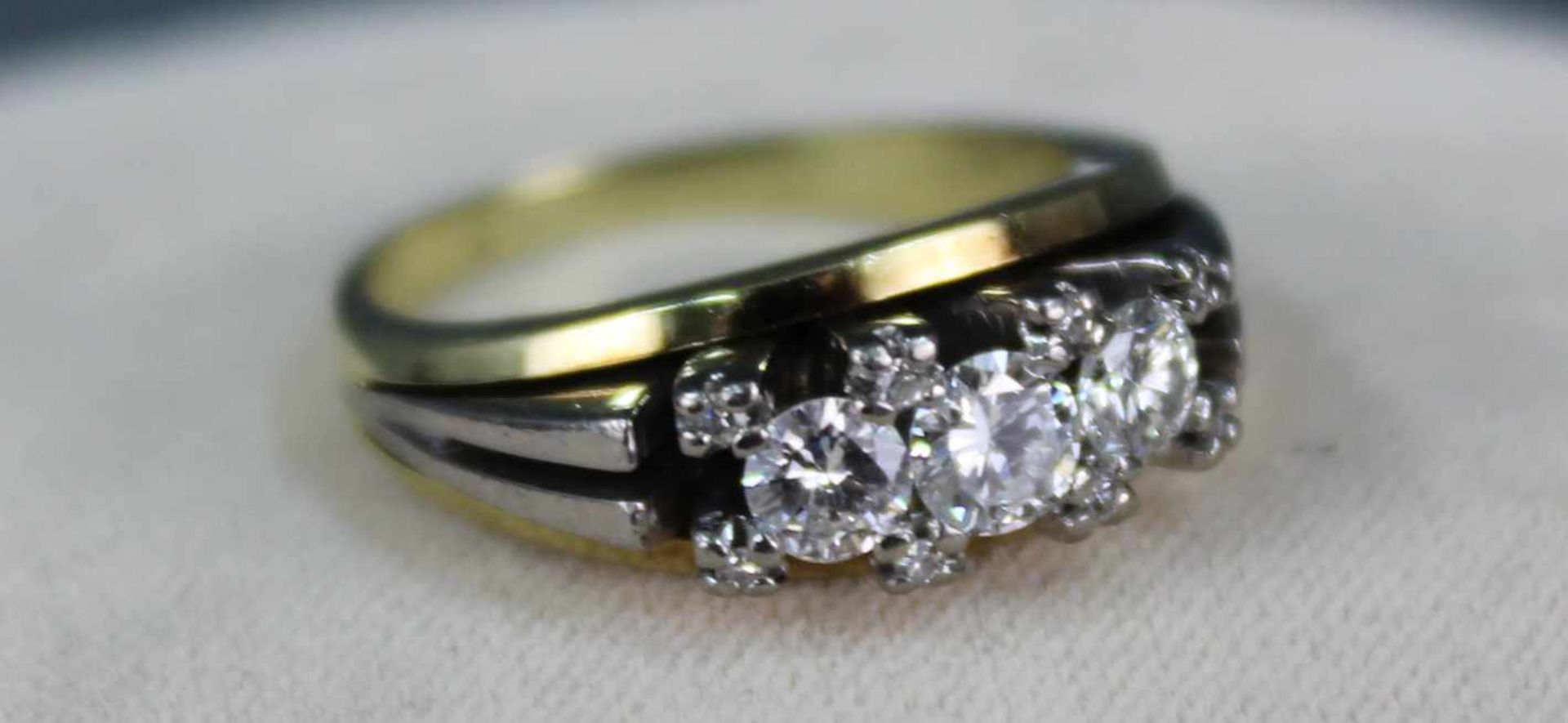 Gold Ring mit 3 Brillanten und 8 Diamanten. WG 585 und GG 585.Der Hauptstein circa 0,3 Karat, die