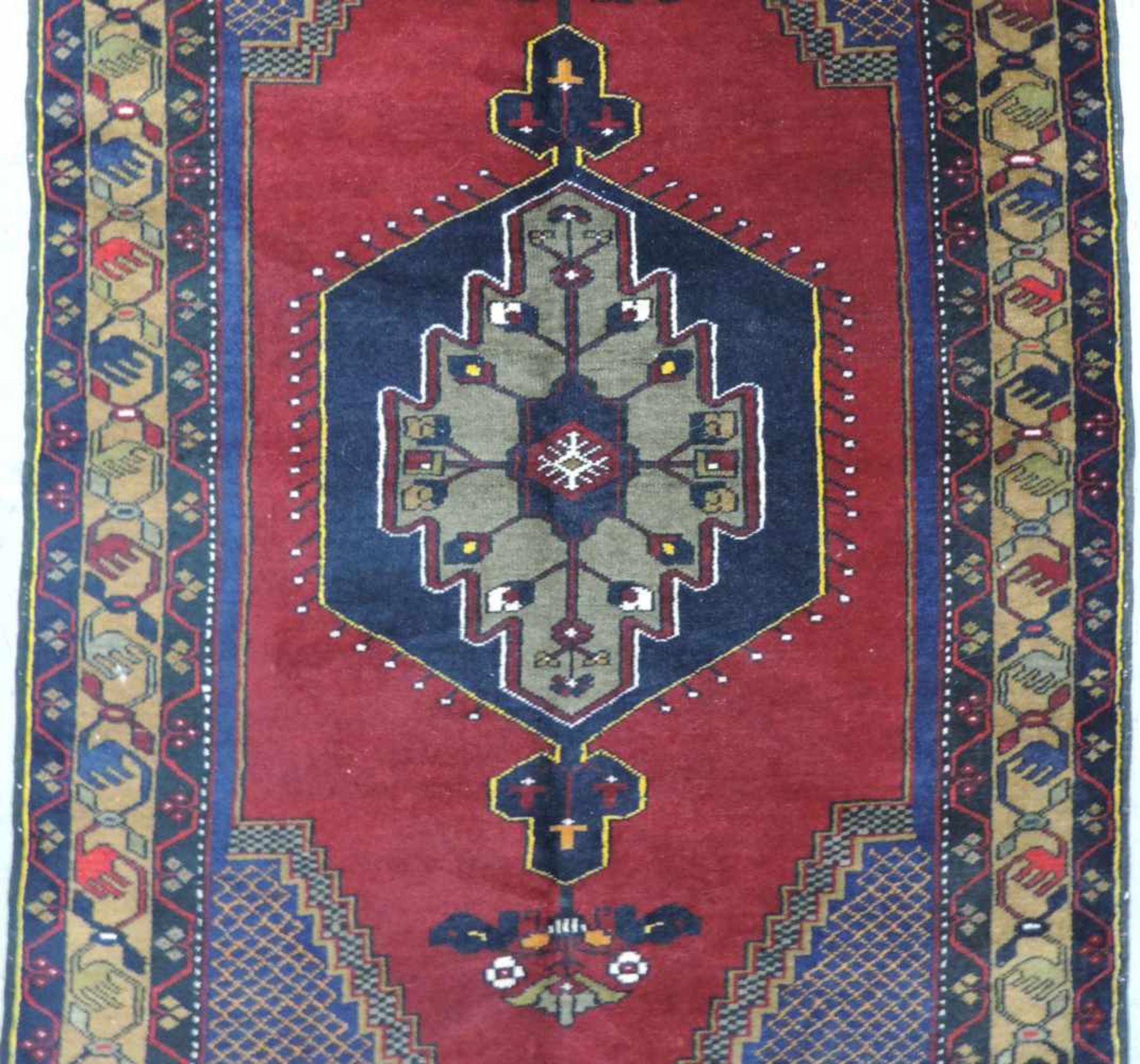 Taspinar Dorfteppich. Türkei, Anatolien. Alt, Mitte 20. Jahrhundert.206 cm x 110 cm. Handgeknüpft. - Image 2 of 6