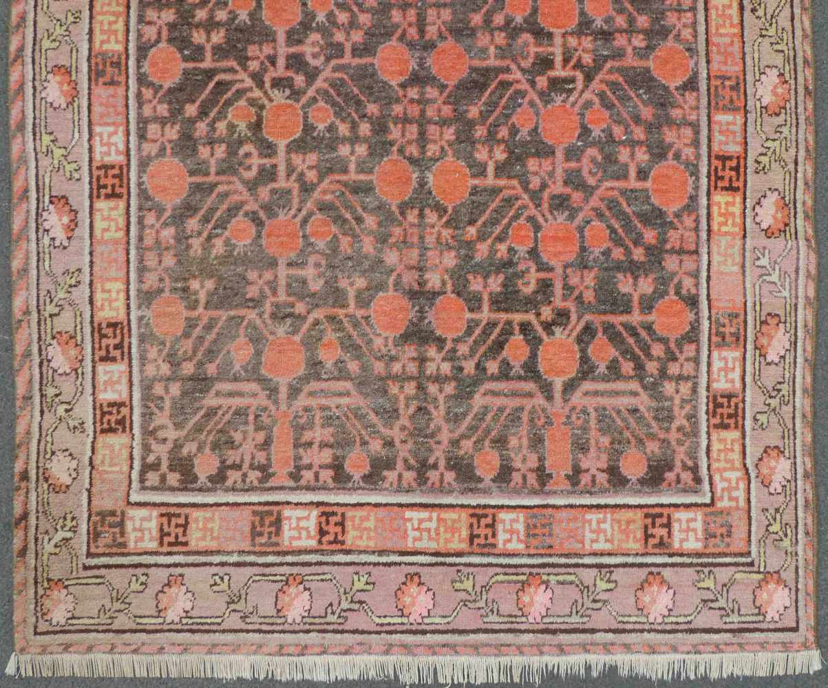 Kashgar Xinjiang Teppich. China, Ost-Turkestan. Antik, um 1900.265 cm x 138 cm. Handgeknüpft. - Image 2 of 6