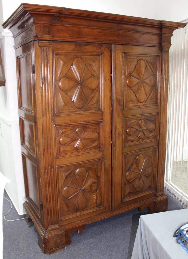 Pilaster Schrank. Barock. Aus der Zeit um 1700.222 cm x 160 cm x 76 cm. Wohl Nussbaum.