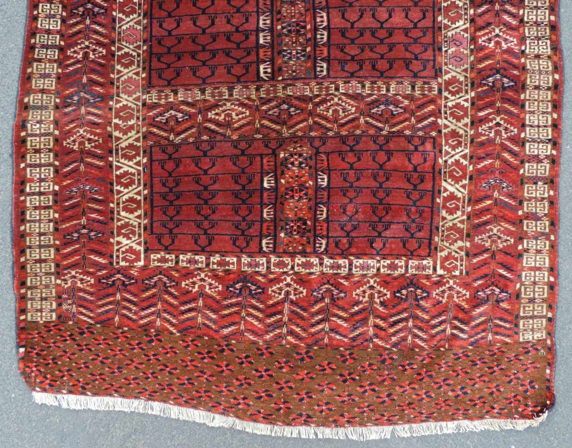 Tekke Ensi Stammesteppich. Turkmenistan. Antik, um 1900.148 cm x 125 cm. Handgeknüpft. Wolle auf - Bild 2 aus 7
