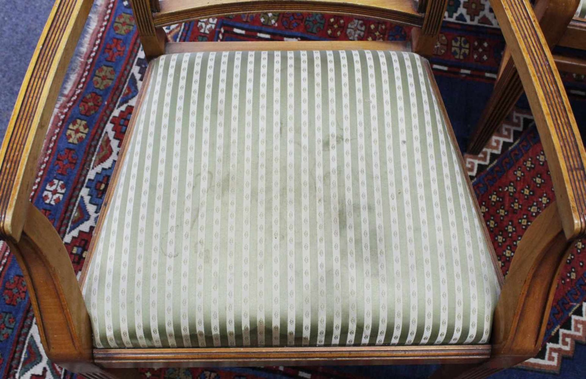 4 Stühle, gestempelt. "Reprodux. Made in England".88 cm x 56 cm x 46 cm. Sitzhöhe 50 cm.4 chairs, - Bild 2 aus 9