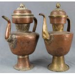 2 Wasserkannen. Kupfer. Tibet, alt.Bis 48 cm hoch.2 water jugs. Copper. Tibet, old.Up to 48 cm