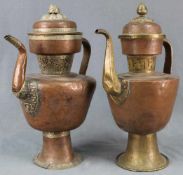 2 Wasserkannen. Kupfer. Tibet, alt.Bis 48 cm hoch.2 water jugs. Copper. Tibet, old.Up to 48 cm