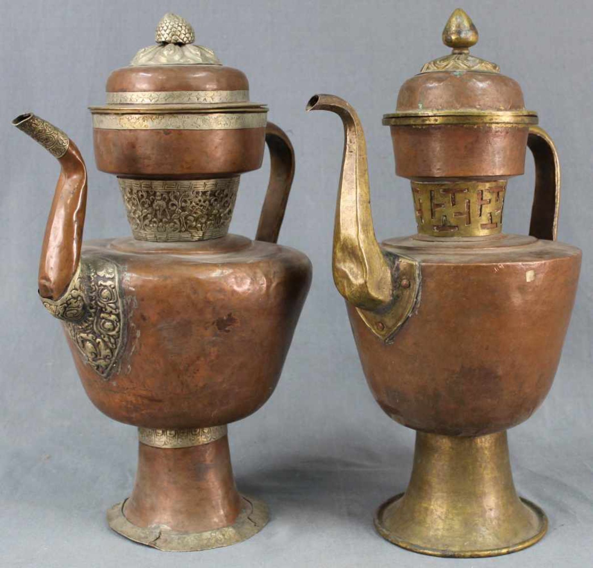 2 Wasserkannen. Kupfer. Tibet, alt.Bis 48 cm hoch.2 water jugs. Copper. Tibet, old.Up to 48 cm