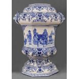 Vase im chinesischem Stil. Delft Steingut. Löwenköpfen als Henkel.48,5 cm hoch. U.a. bestoßen. Innen