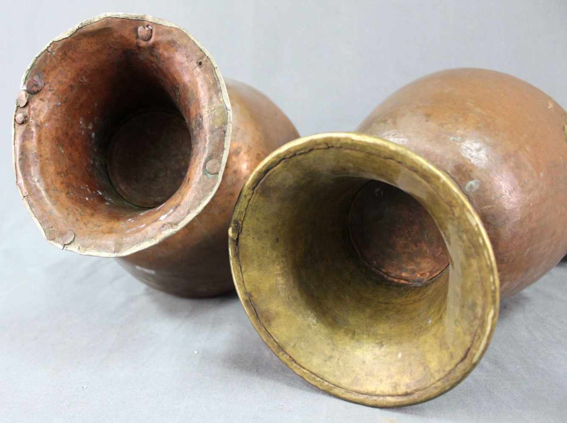 2 Wasserkannen. Kupfer. Tibet, alt.Bis 48 cm hoch.2 water jugs. Copper. Tibet, old.Up to 48 cm - Bild 3 aus 11