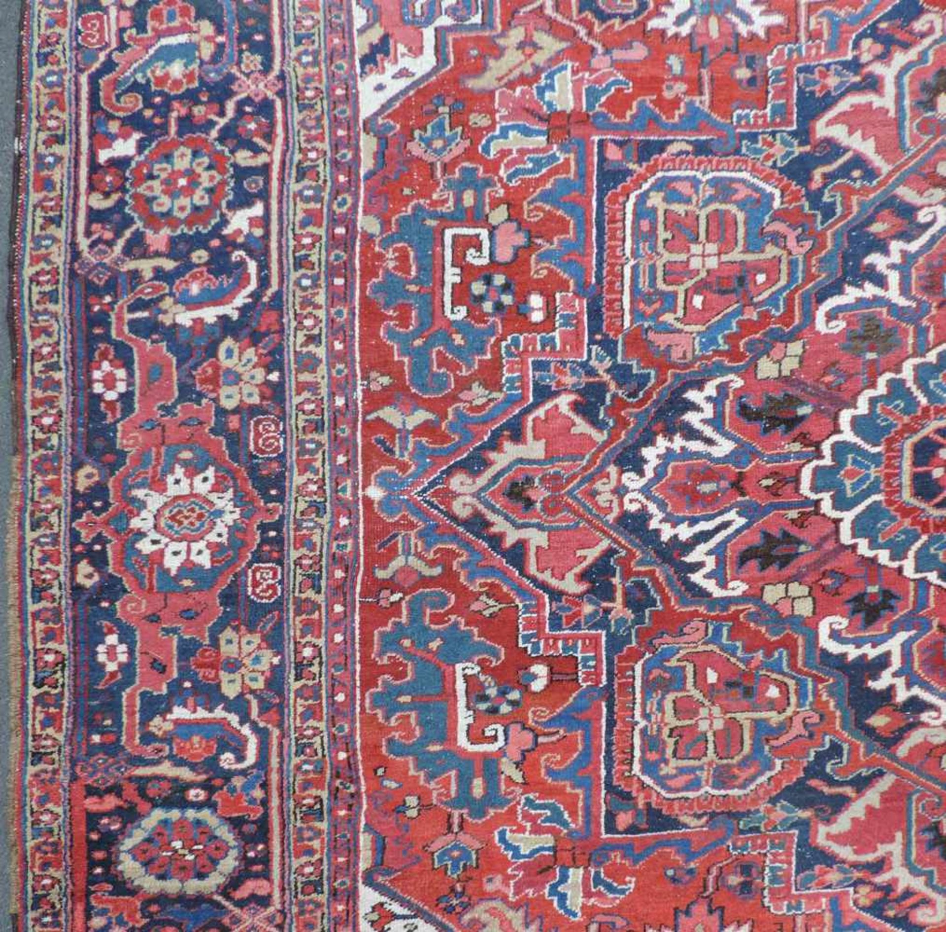 Heris Perserteppich. Iran. Alt, 1. Hälfte 20. Jahrhundert.391 cm x 286 cm. Handgeknüpft. Wolle auf - Image 4 of 9