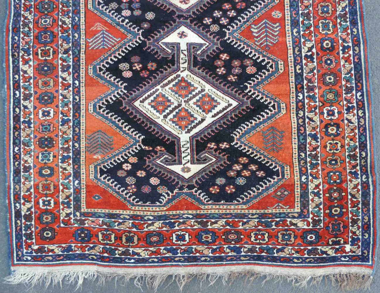Niriz Perserteppich. Iran, antik um 1910. Naturfarben.194 cm x 140 cm. Handgeknüpft. Wolle auf - Image 2 of 6