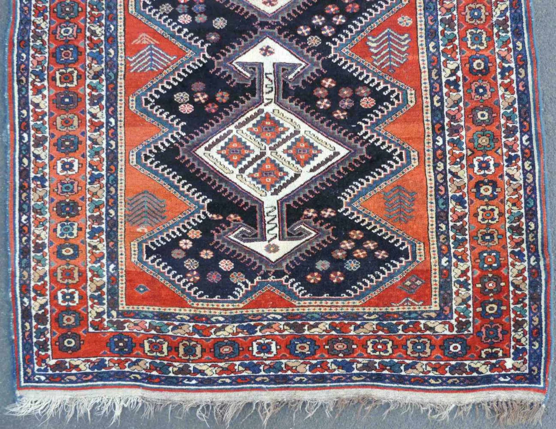 Niriz Perserteppich. Iran, antik um 1910. Naturfarben.194 cm x 140 cm. Handgeknüpft. Wolle auf - Bild 2 aus 6
