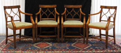 4 Stühle, gestempelt. "Reprodux. Made in England".88 cm x 56 cm x 46 cm. Sitzhöhe 50 cm.4 chairs,
