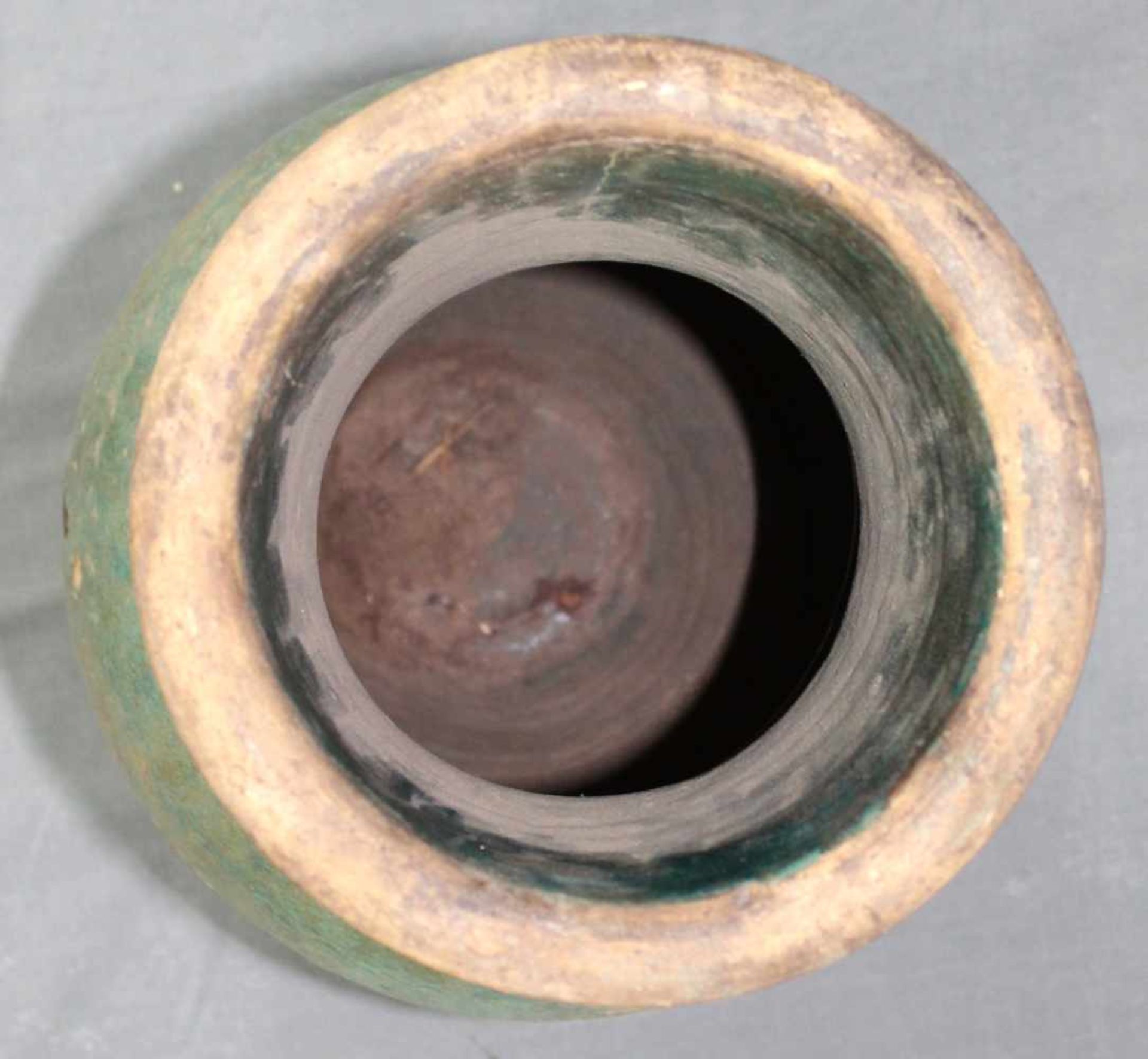 Amphore / Vase. Steingut. Türkisfarbene Glasur. Wohl Iran / Zentralasien um 1100.57 cm hoch. - Image 6 of 9