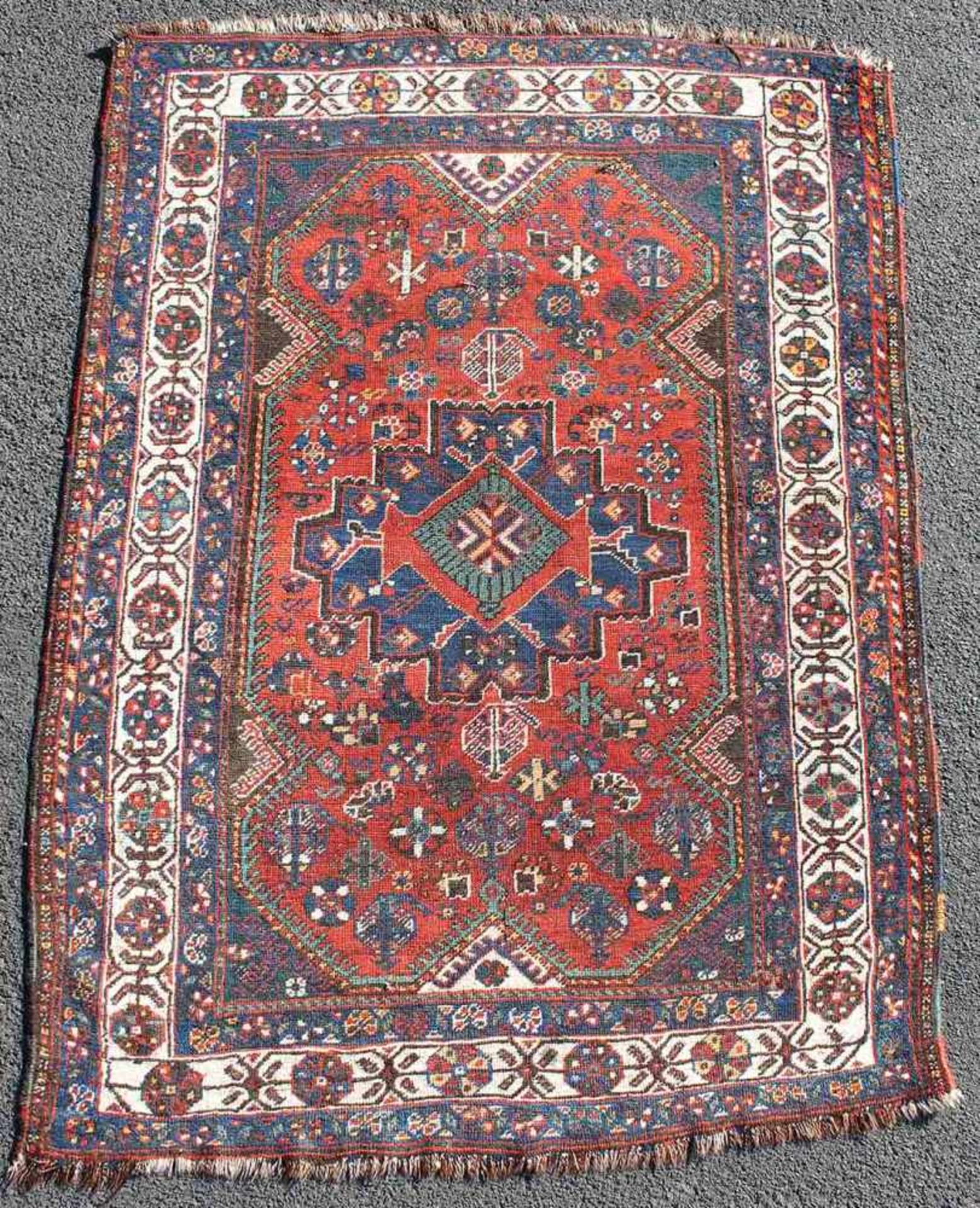Schiraz Perserteppich. Iran. Antik, um 1920.153 cm x 110 cm. Handgeknüpft. Wolle auf Wolle.