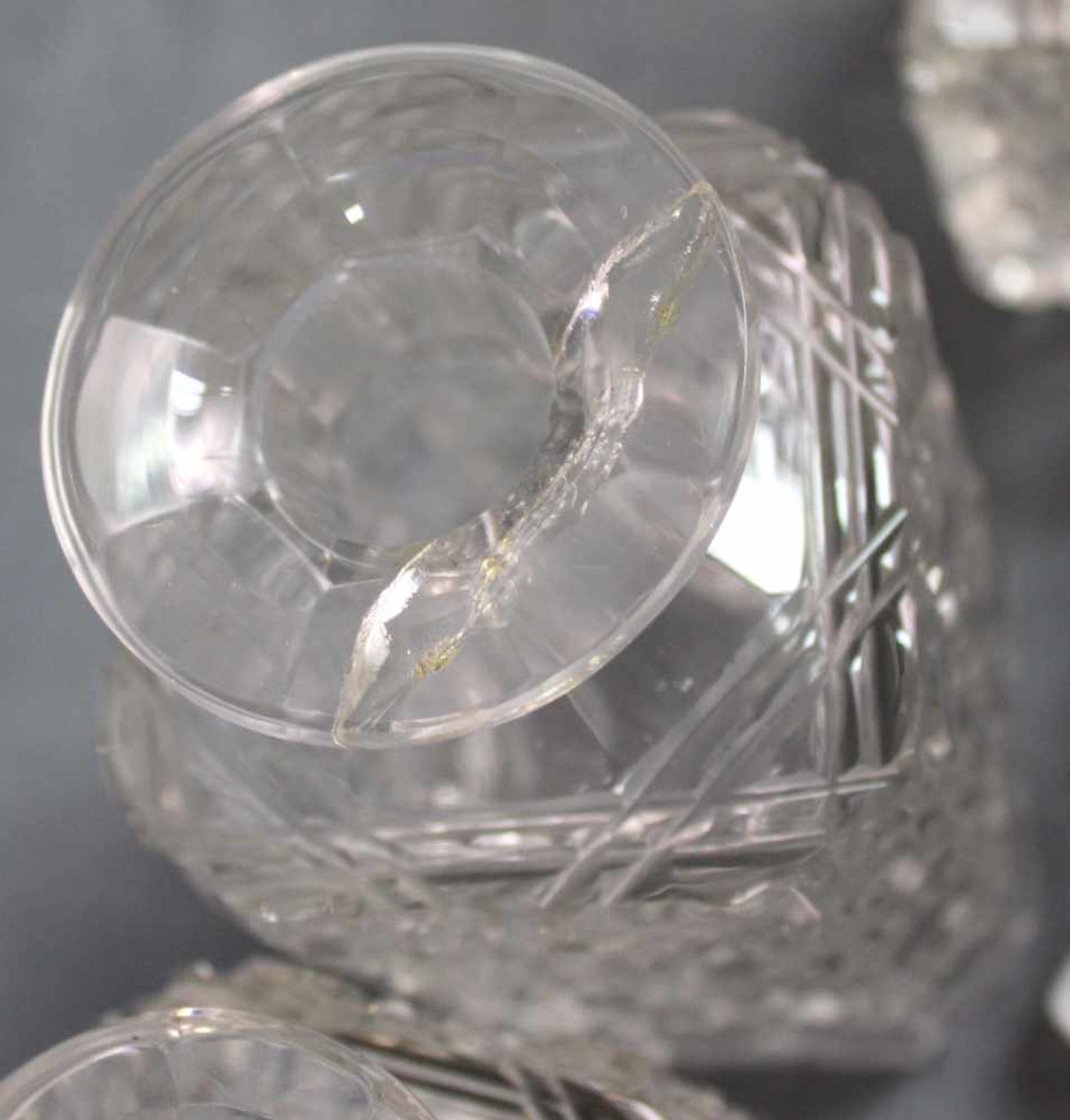 Zehn Parfüm Flakons. Kristall, geschliffen.Bis 20 cm hoch. Teils beschädigt und restauriert.Ten - Image 2 of 11