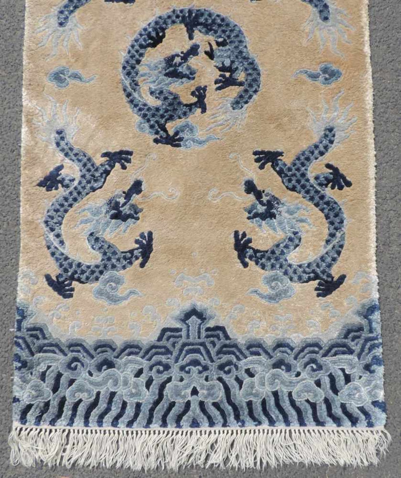 Drachenteppich, China. Seide.125 cm x 61 cm. Handgeknüpft.Dragon carpet, China. Silk.125 cm x 61 cm. - Bild 5 aus 5