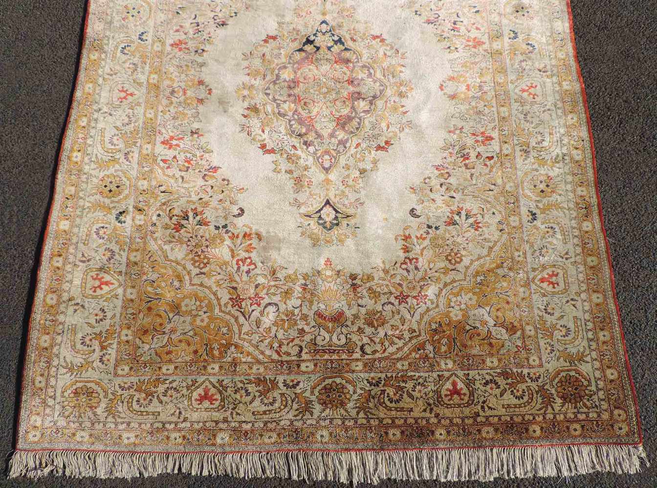 Ghom Perserteppich. Seide. Iran. Alt, Mitte 20. Jahrhundert.204 cm x 138 cm. Handgeknüpft. Seide auf - Image 2 of 8