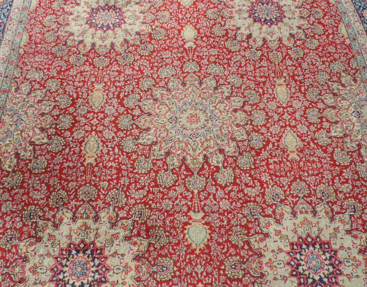 Kirman Perserteppich. Iran. Alt, Mitte 20. Jahrhundert. Feine Knüpfung.385 cm x 298 cm. - Image 4 of 8