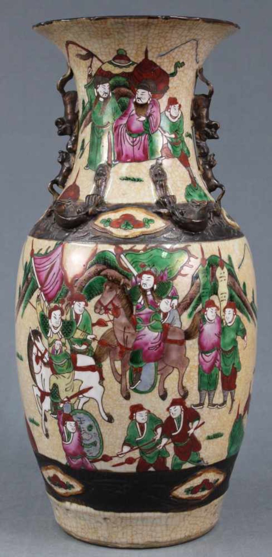 Vase / Vorratsgefäß. China alt.44 cm hoch. Der gehöhte Friesdekor wohl als Aufnahme für Seile zum