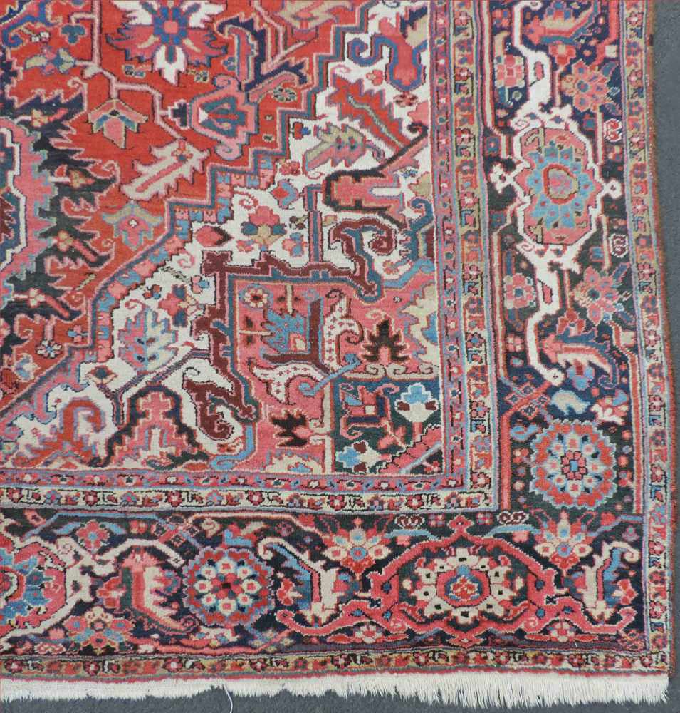 Heris Perserteppich. Iran. Alt, 1. Hälfte 20. Jahrhundert.391 cm x 286 cm. Handgeknüpft. Wolle auf - Image 3 of 9