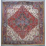 Heris Perserteppich. Iran. Fast quadratisch.303 cm x 249 cm. Handgeknüpft. Wolle auf Baumwolle. No