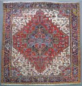 Heris Perserteppich. Iran. Fast quadratisch.303 cm x 249 cm. Handgeknüpft. Wolle auf Baumwolle. No