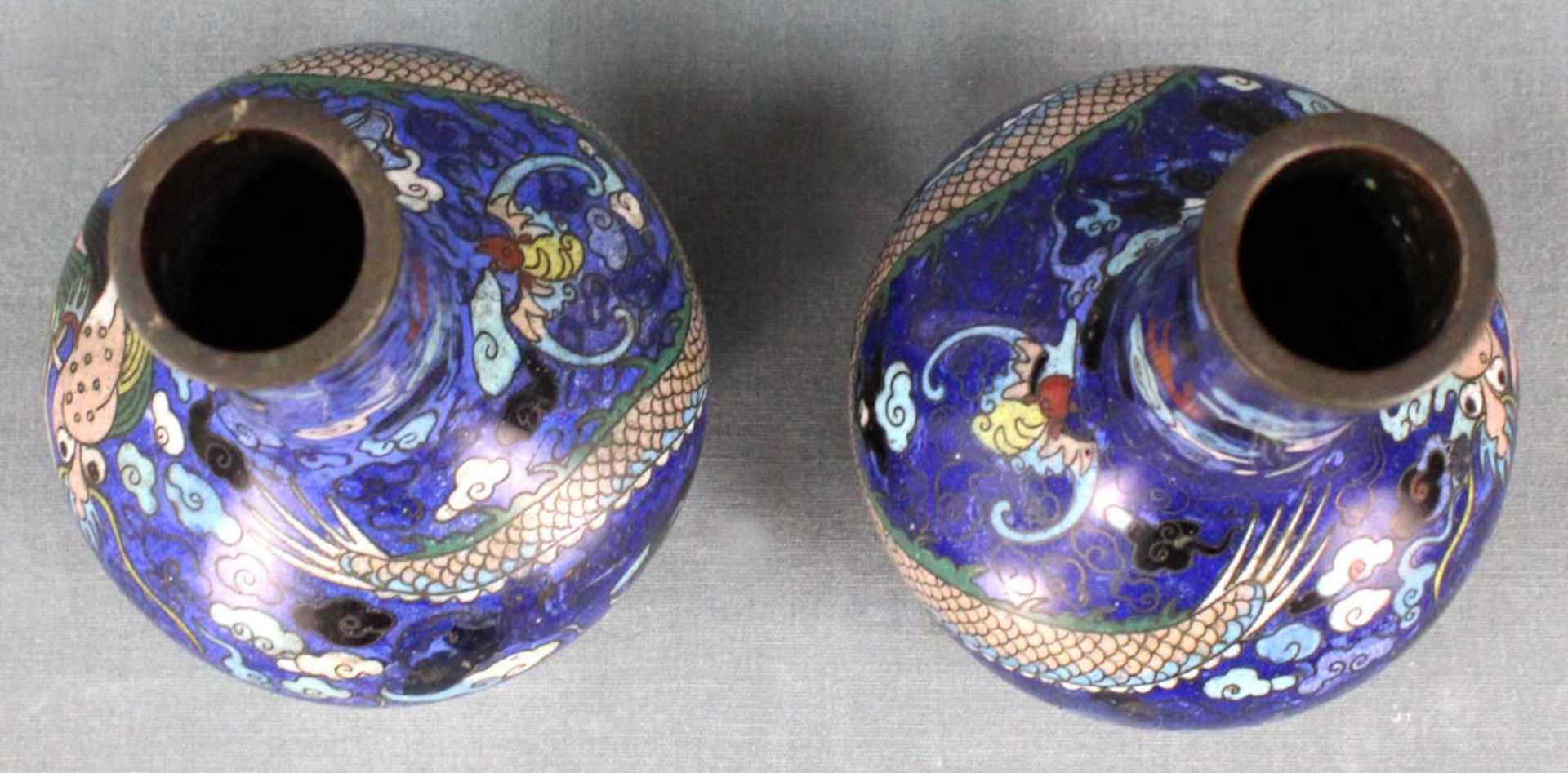 Zwei Claisonne Vasen Japan. Drache jagt die Flammende Perle.Je 16 cm hoch. Wohl Edo-Zeit (1600 - - Image 3 of 7