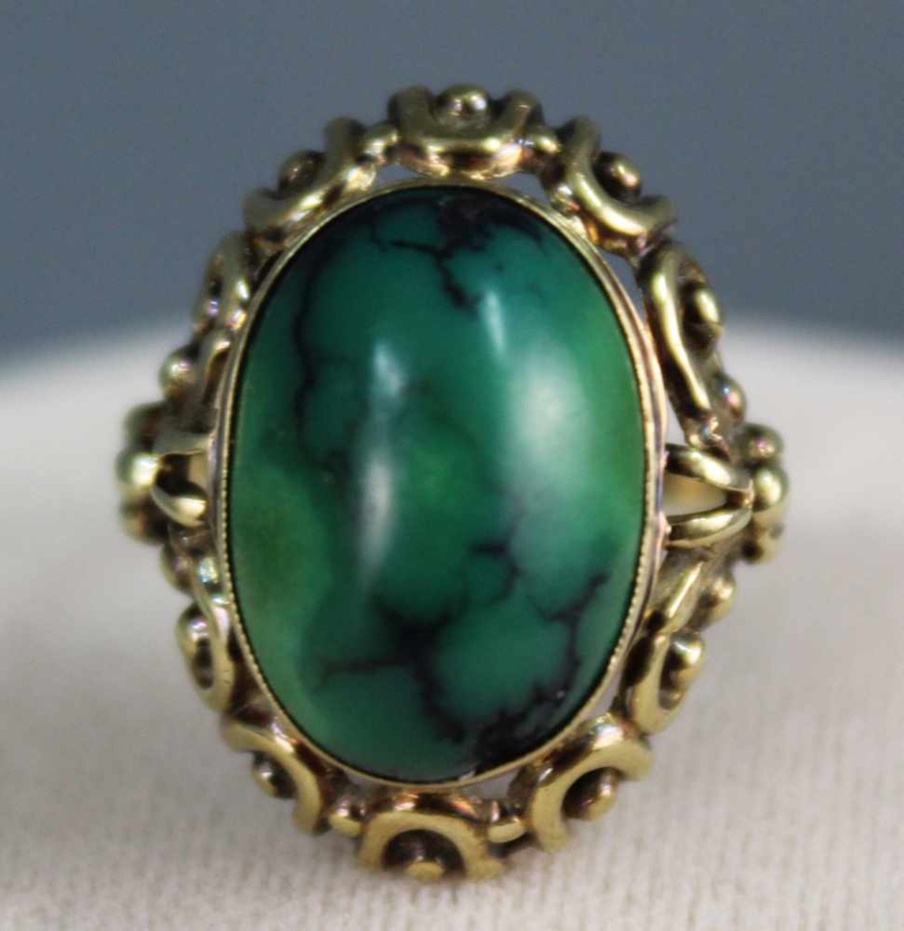 Ring mit Chrysopras mit Matrix? Gold 585. Jugendstil aus der Zeit um 1890.4,5 Gramm Gesamtgewicht. - Image 3 of 7