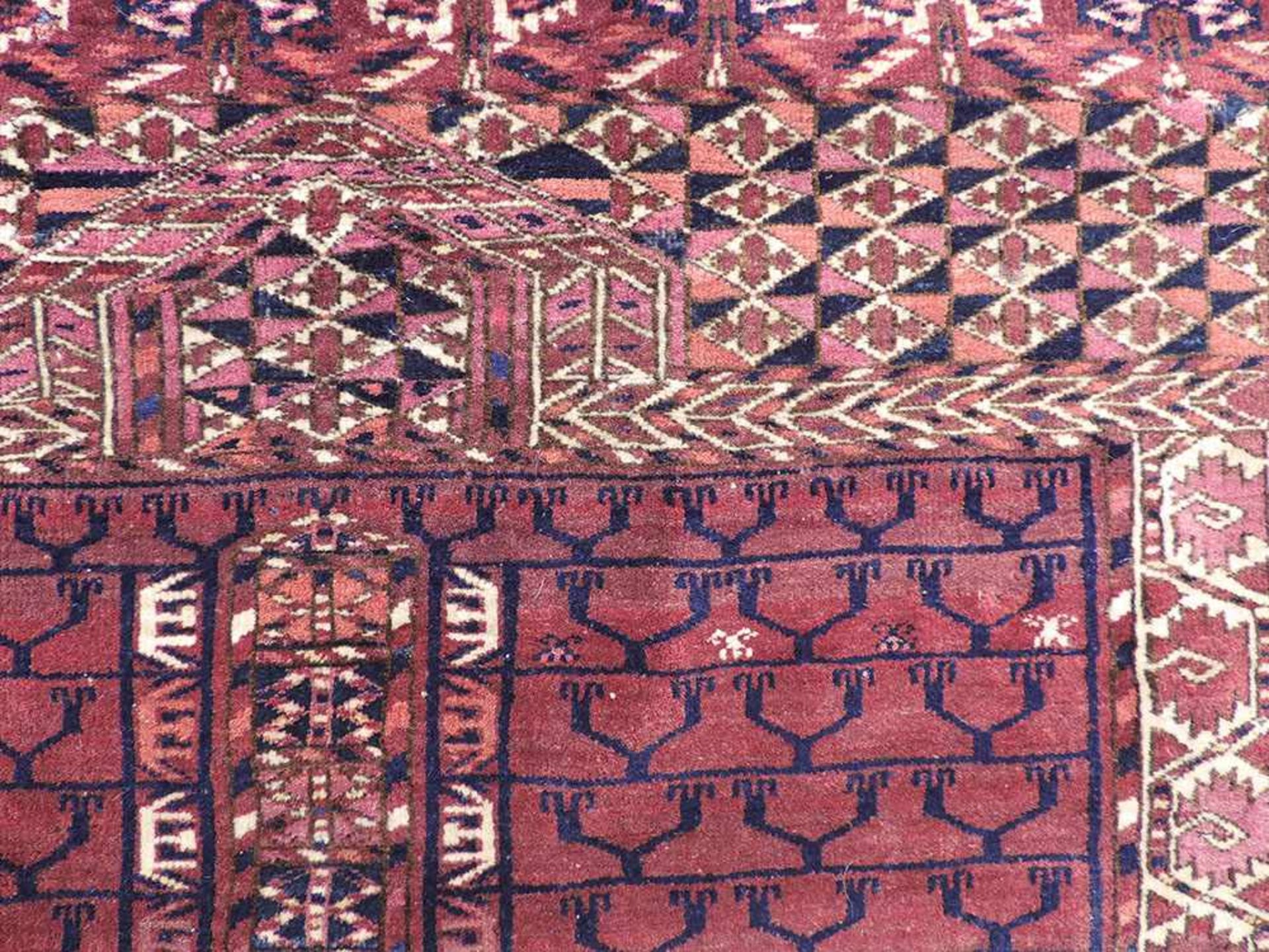 Tekke Ensi Stammesteppich. Turkmenistan. Antik, um 1900.148 cm x 125 cm. Handgeknüpft. Wolle auf - Bild 5 aus 7