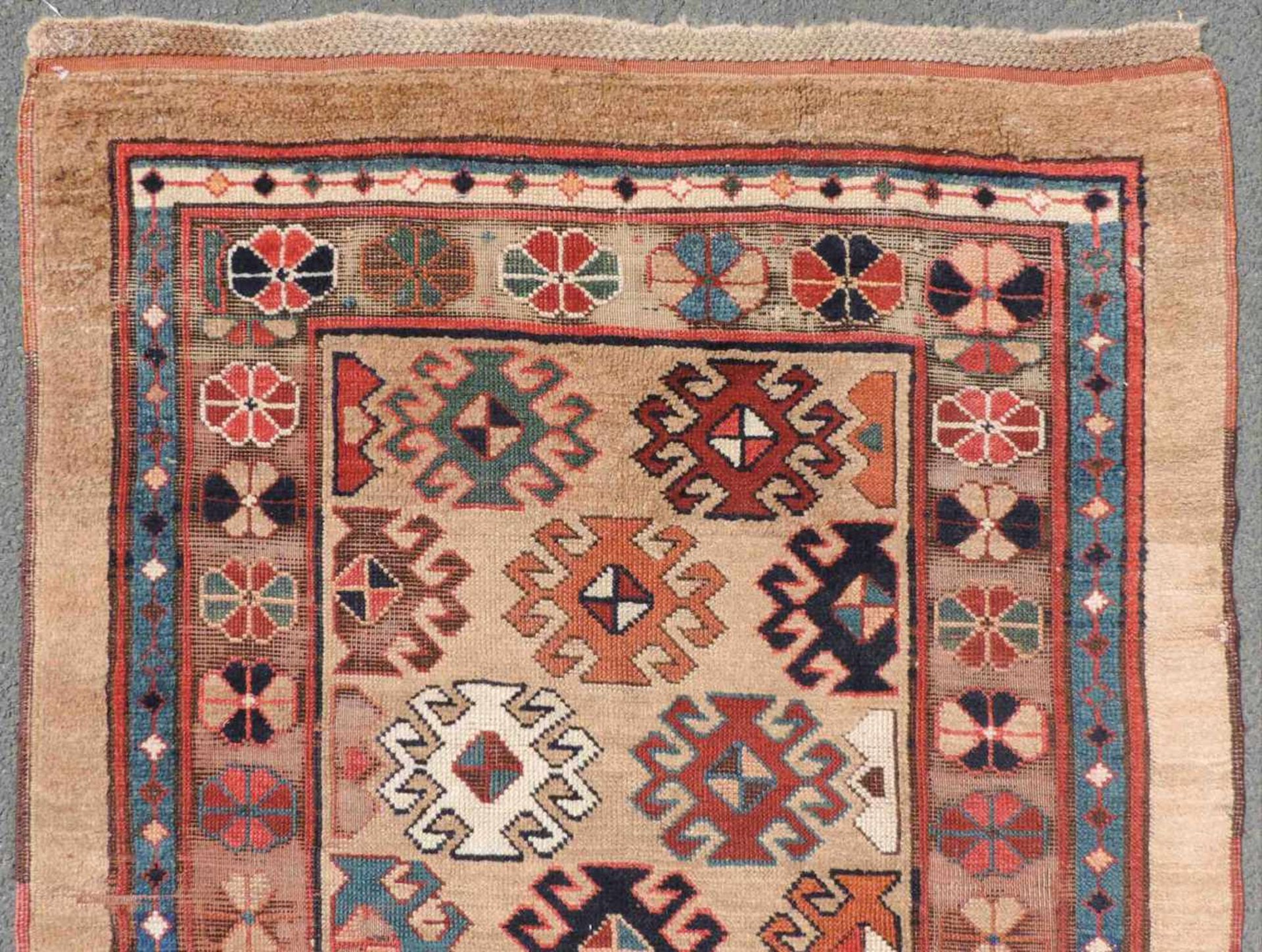 Shah Savan Perserteppich. Kaukasus. Antik, um 1850.355 cm x 108 cm. Handgeknüpft. Kamelhaar und - Bild 6 aus 8
