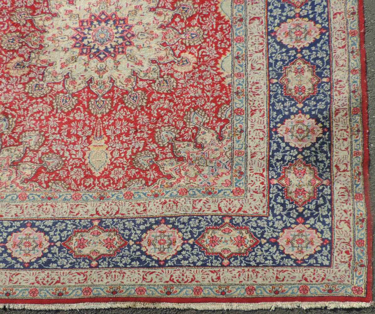 Kirman Perserteppich. Iran. Alt, Mitte 20. Jahrhundert. Feine Knüpfung.385 cm x 298 cm. - Image 3 of 8