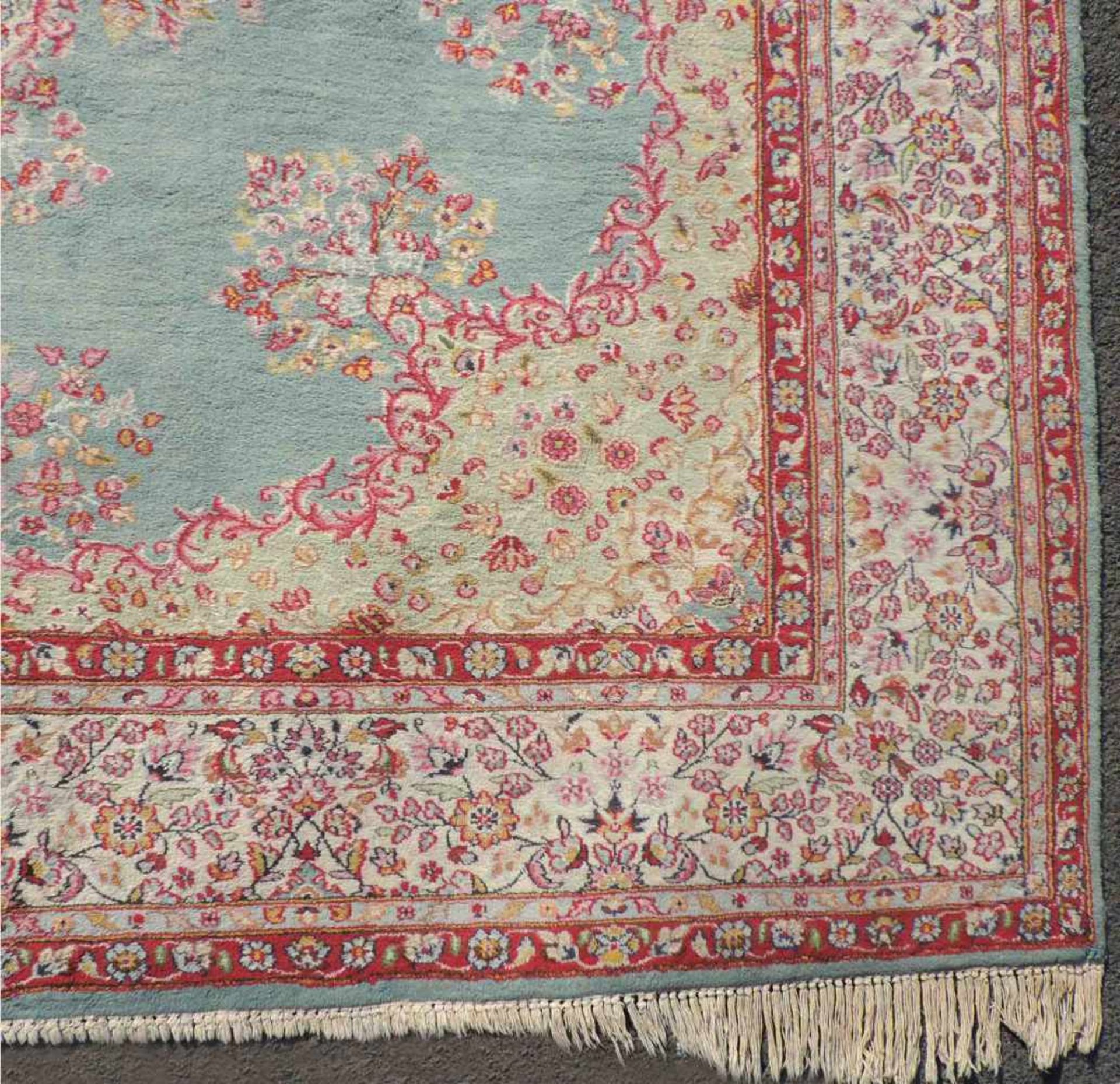 Kirman Perserteppich. Iran. Alt, Mitte 20. Jahrhundert.307 cm x 209 cm. Handgeknüpft. Wolle auf - Image 3 of 9