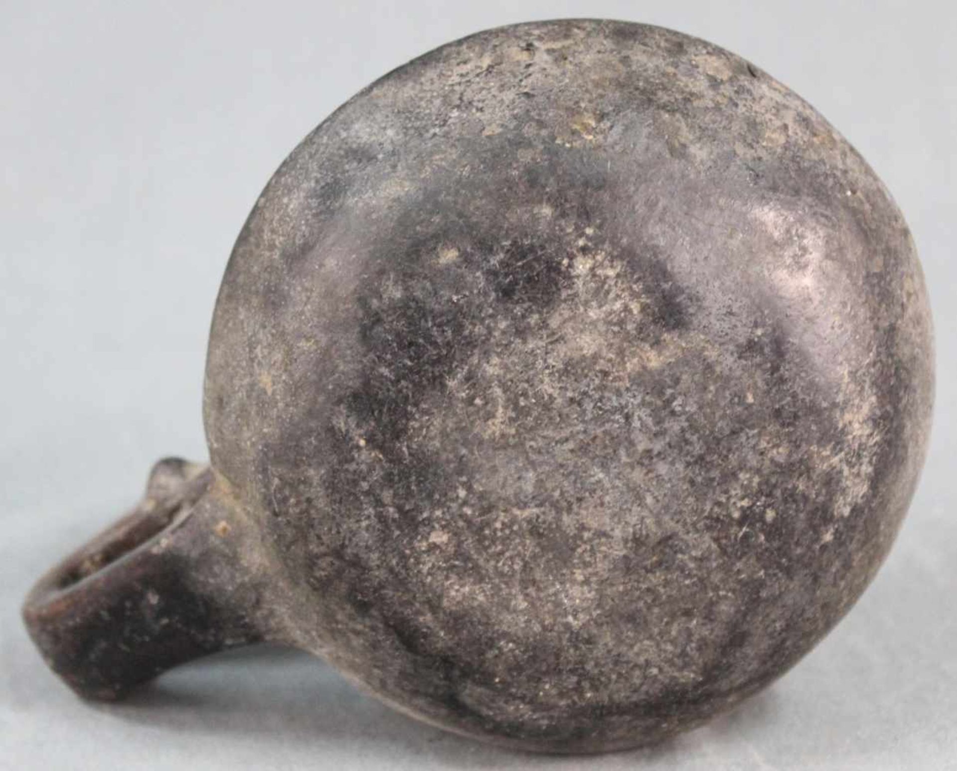 Kännchen. Steingut. Wohl Zentralasien, antik.Bis 18 cm.Jug. Stoneware. Probably Central Asia, - Image 6 of 6