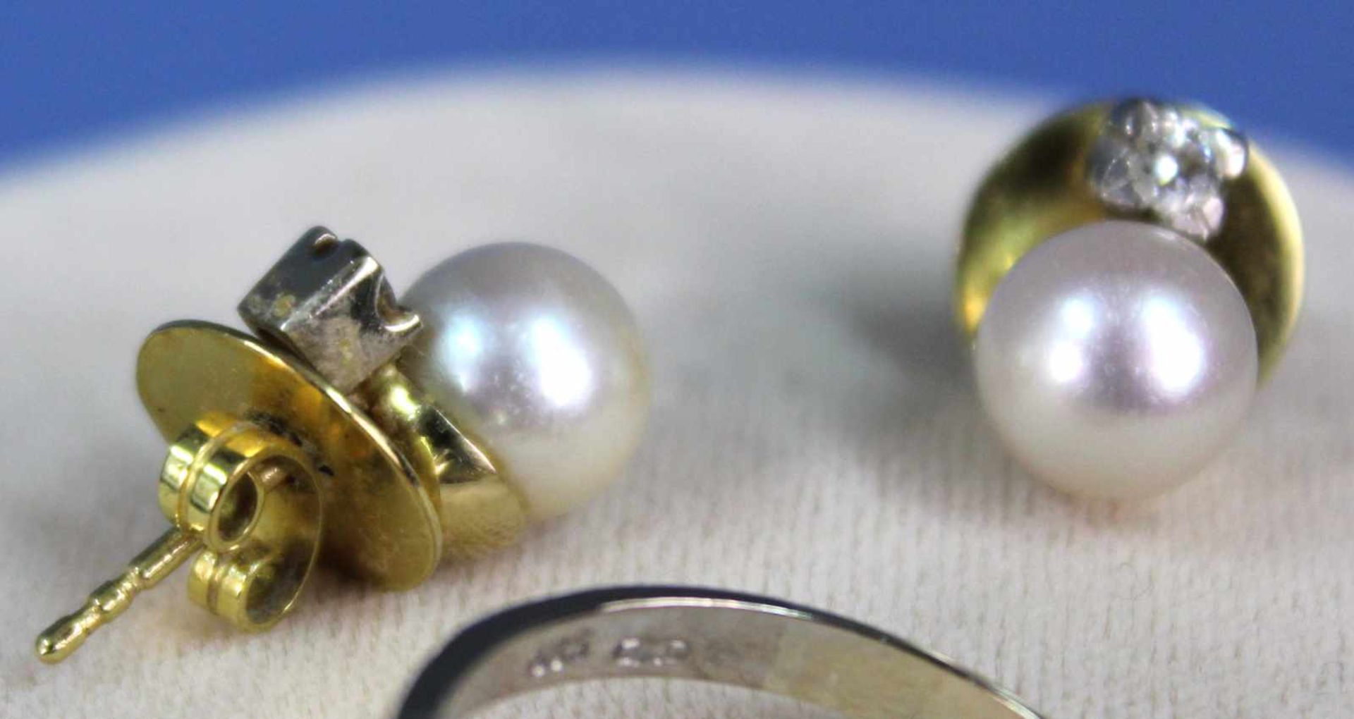 Ring, 585 Weiß - Gold mit Perle und Brillanten. Dazu Ohrringe mit Perlen 585 er Gold.Der Ring 6,4 - Bild 6 aus 6