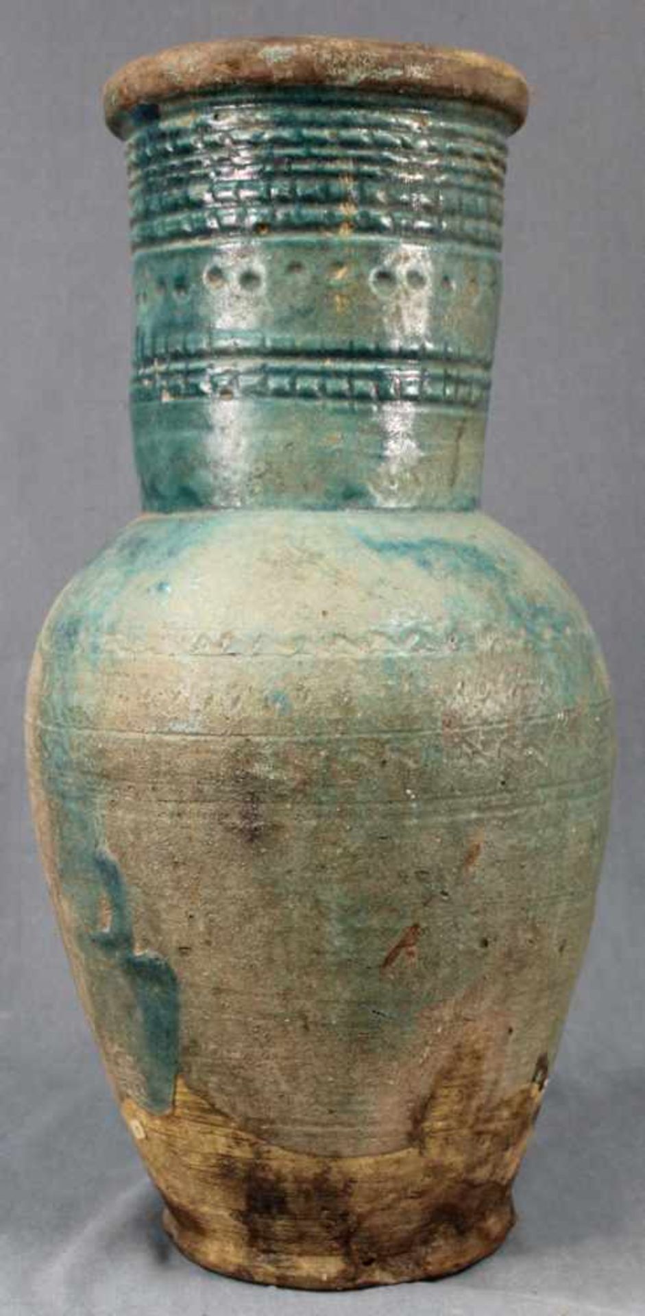 Amphore / Vase. Steingut. Türkisfarbene Glasur. Wohl Iran / Zentralasien um 1100.57 cm hoch. - Image 3 of 9