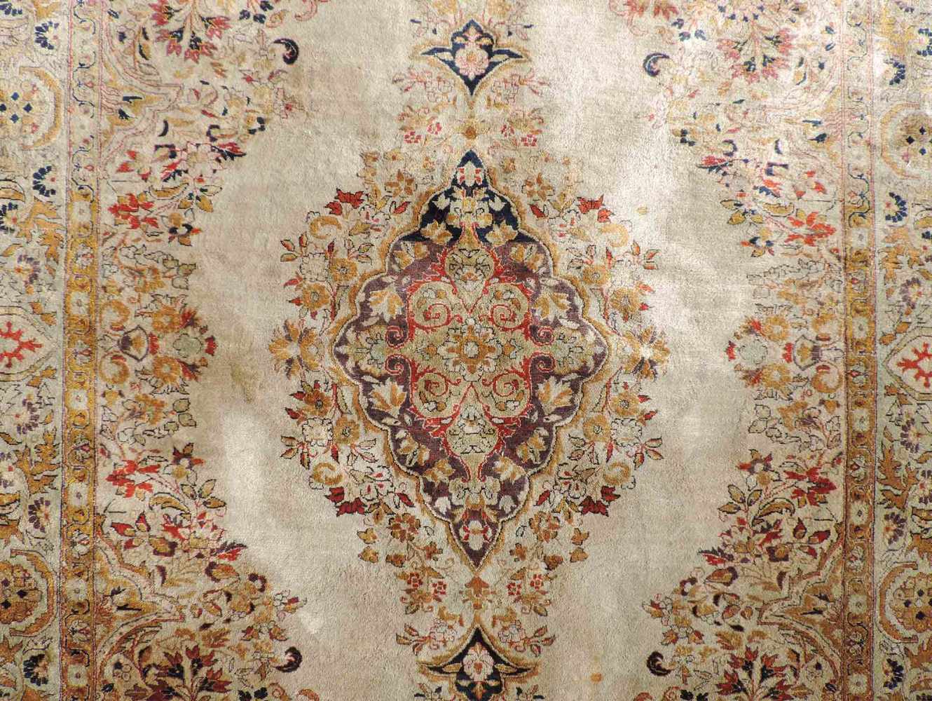 Ghom Perserteppich. Seide. Iran. Alt, Mitte 20. Jahrhundert.204 cm x 138 cm. Handgeknüpft. Seide auf - Image 4 of 8